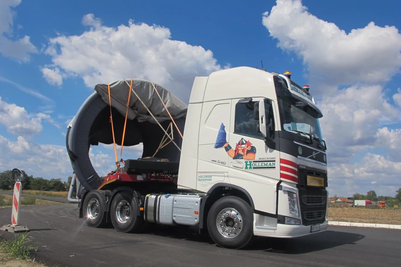 Holleman — specijalni transport pod mostom u Beogradu